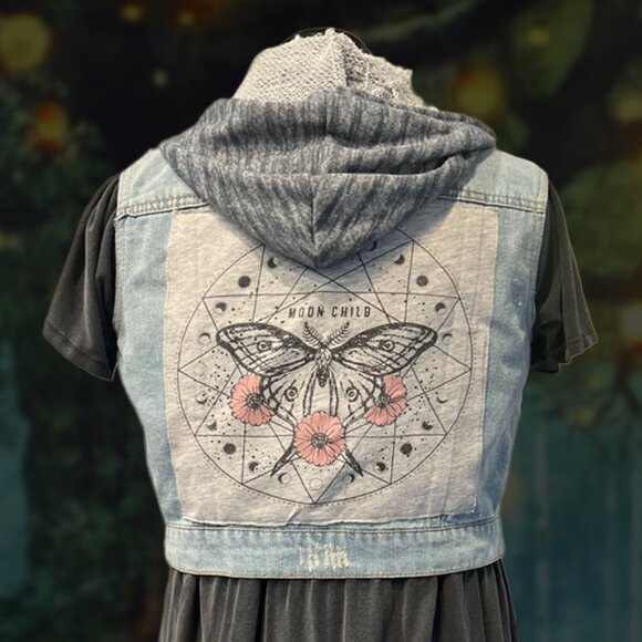 Upcycled "Moon Child" Denim Hoodie Vest – Sleeveless Cropped Jean Jacket sz L - Picture 3 of 4